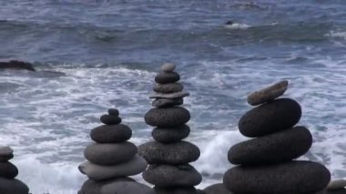 Birbirlerinin üstüne okyanus tarafından yerleştirilen lav çakıl