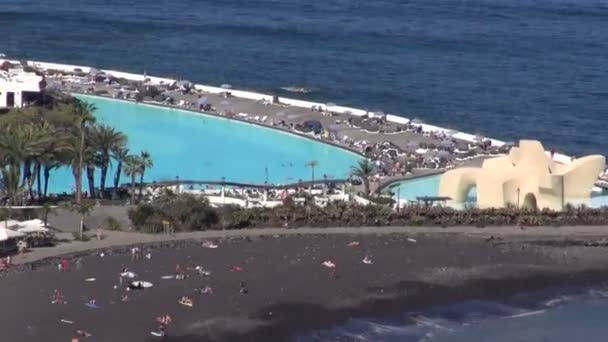 Strand en zwembad in Tenerife — Stockvideo