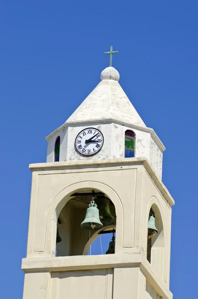 Campanario de iglesia con reloj contra cielo azul —  Fotos de Stock