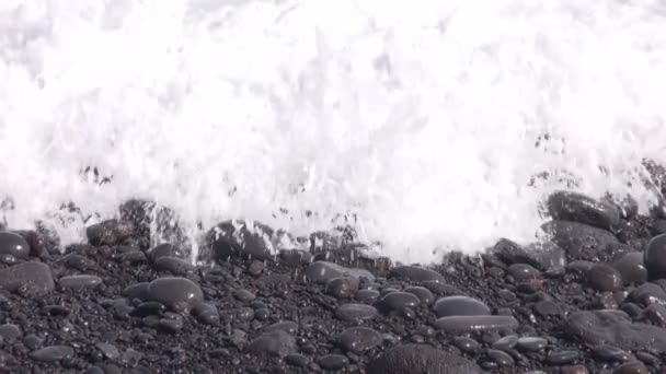 Ciottoli bagnati con onde che si infrangono sulla riva del mare — Video Stock