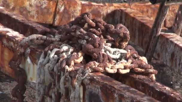 Cadenas de hierro oxidado en remolque de barco oxidado — Vídeos de Stock