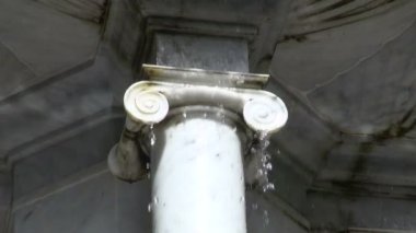 Su çeşme antik sütun üzerinde çalışan