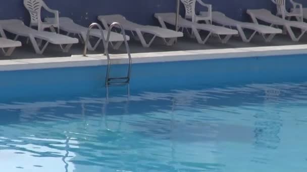 Parasoller och pool i Spanien — Stockvideo