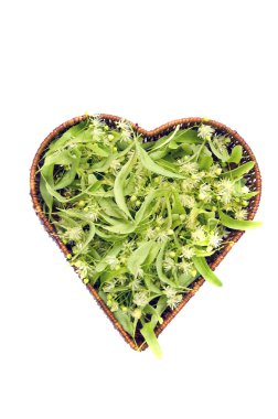 Hasır sepet ile ıhlamur ağacı çiçeği, izole kalp şeklinde