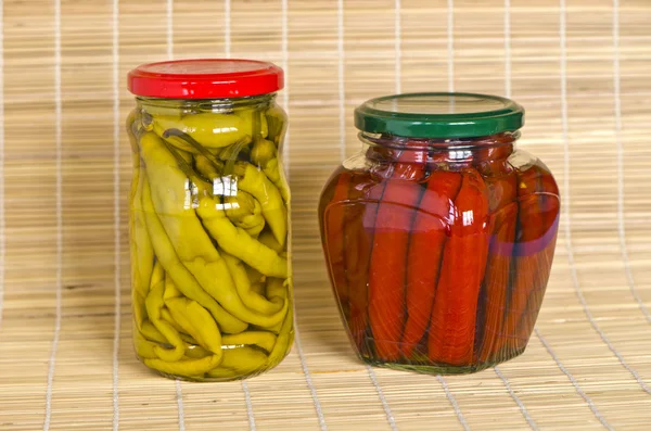 Deux bocaux aux légumes poivrons marinés — Photo