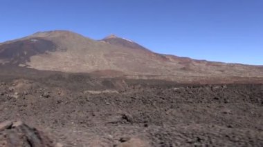 Teide yanardağı görünümünü hareketli araba pencereden ateş