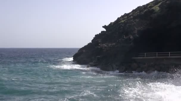 Κύματα που έσκαζαν στους βράχους λάβας — Αρχείο Βίντεο