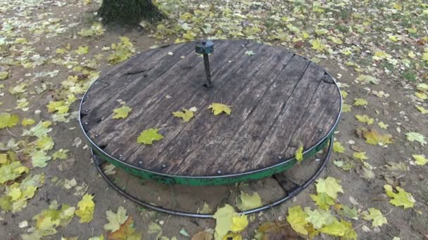 Feuilles d'érable jaunes tombant sur l'équipement de terrain de jeux pour enfants — Video