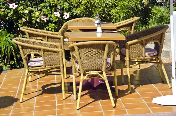 Chaises et tables dans la station caffe — Photo