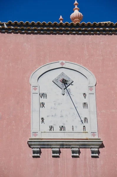 Reloj de sol antiguo en la pared de la casa —  Fotos de Stock