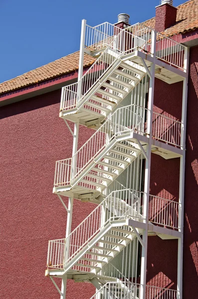 Escaleras de emergencia junto a la pared Fotos de stock libres de derechos