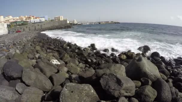 Time lapse con onde oceaniche che si infrangono sulla riva pietrosa, 4K — Video Stock