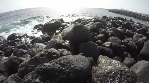 Veduta della spiaggia con rocce in riva al mare, time lapse 4K — Video Stock