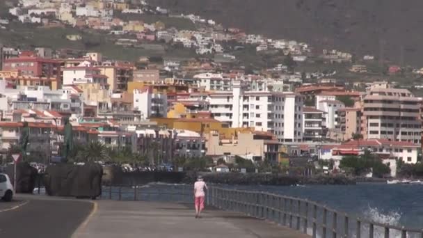 Rochas da lava, igreja e passeio marítimo em Candelaria, Tenerife, Espanha — Vídeo de Stock
