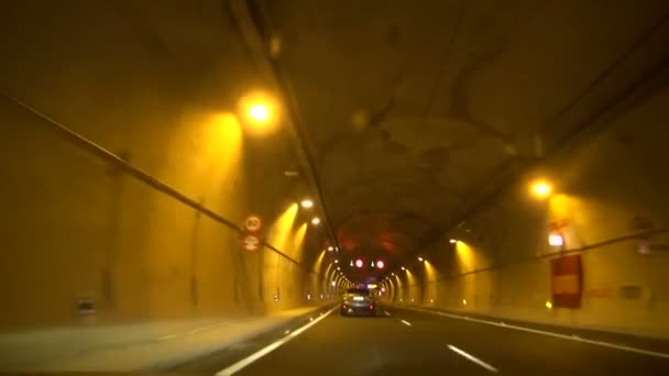 Vista del tunnel illuminato dalla lampada gialla attraverso la montagna — Video Stock