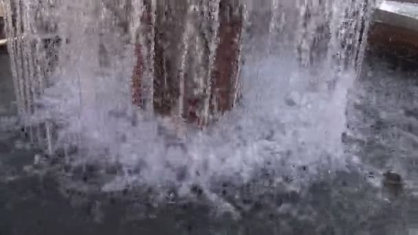 Aspersores de fuente rociando agua — Vídeos de Stock