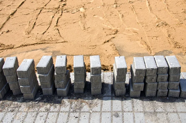 Ladrillos de cemento sobre pavimento — Foto de Stock