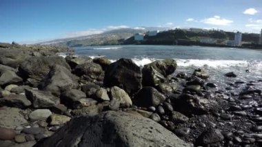 Beach ile okyanus, 4k siyah lav taşları görünümünü