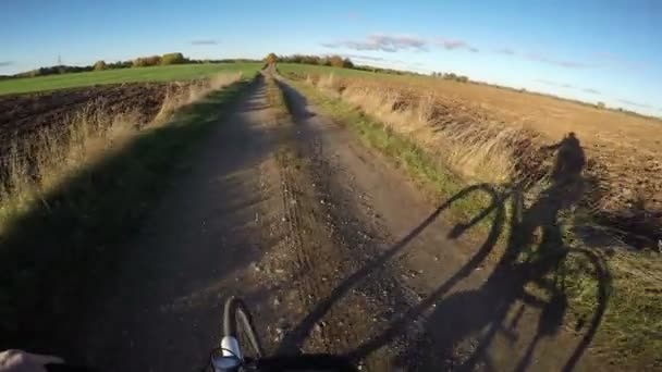 Visa skott från cykel går på landsväg, 4k — Stockvideo