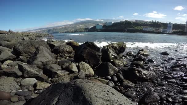 Vista della spiaggia con pietre laviche nere in riva al mare, 4K — Video Stock