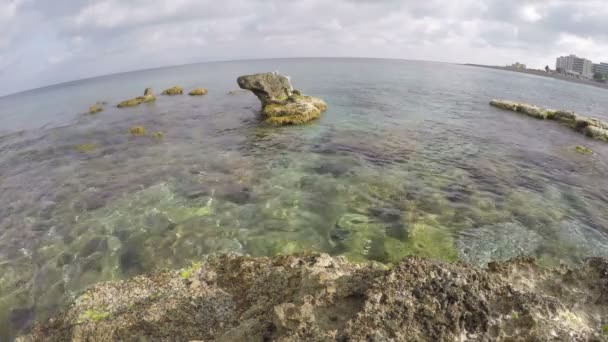 罗兹，希腊，4 k 在大海里的石头 — 图库视频影像
