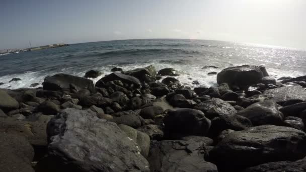 Vista da praia com grandes pedras de lava preta por oceano, 4K — Vídeo de Stock