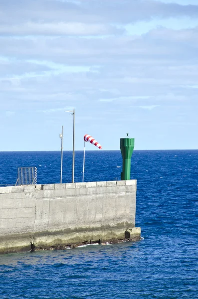 Морской знак в гавани у синего моря — стоковое фото