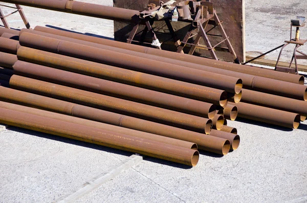 Nasłonecznione brązowy żelazko przemysłowe rury stos — Zdjęcie stockowe
