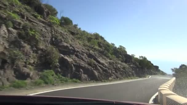 Blick aus einem Auto auf der Serpentinenstraße in Teneriffa — Stockvideo