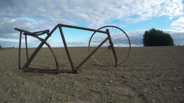 Restos de bicicleta oxidada en el campo, lapso de tiempo 4K — Vídeo de stock