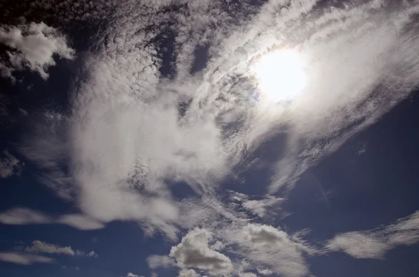 Dramatiska molnig himmel solig dag — Stockfoto