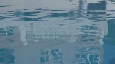 Bir evin dış su yansıması