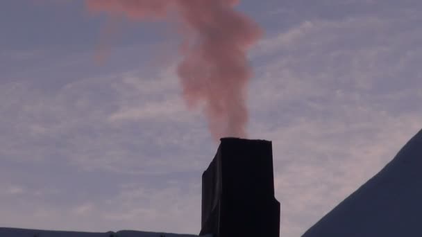 Humo rosa procedente de la chimenea de la casa — Vídeos de Stock