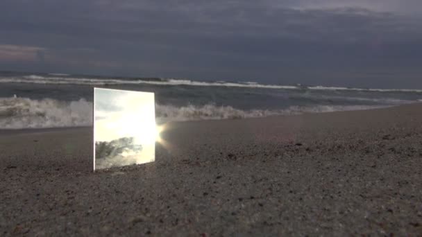 Vierkante spiegel op het strand — Stockvideo