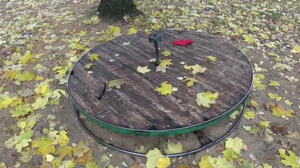 Guante rojo en los niños parque infantil equipo viejo — Vídeo de stock