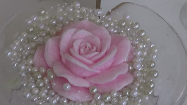 Roze roos gevormde wax kaars decoraties — Stockvideo