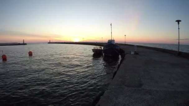 Lever de soleil dans le port, laps de temps 4K — Video