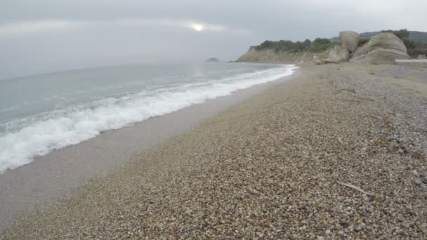小石の多いビーチで 4 k の波 — ストック動画