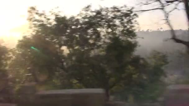 Θέα στα βουνά και κοιλάδες από ένα παράθυρο του αυτοκινήτου στα Ιμαλάϊα, Ινδία — Αρχείο Βίντεο