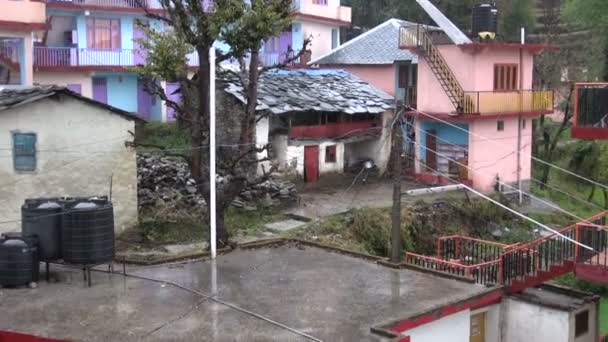 Edificio con tetto in ardesia in Himalaya, India — Video Stock