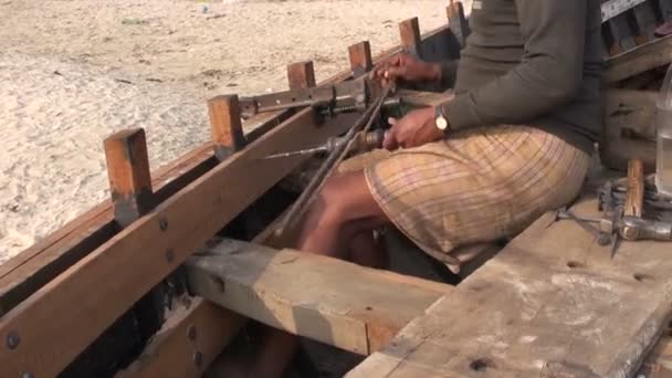 Artisan fabriquant un bateau avec des outils primitifs à Varanasi — Video