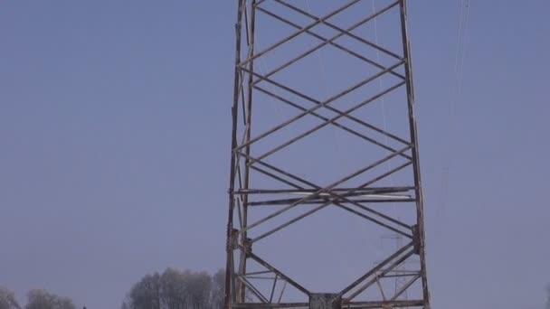 Frosty elektrische pyloon in winters ochtend — Stockvideo