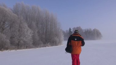 Kış gününde fotoğraf çekmek adam fotoğrafçı