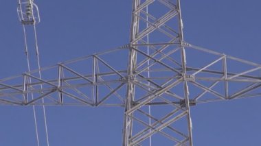 Elektrik pilon hoarfrost ile kaplı