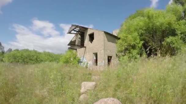 Oude verlaten gebouw in de groene weide op winderige zonnige dag, time-lapse 4 k — Stockvideo