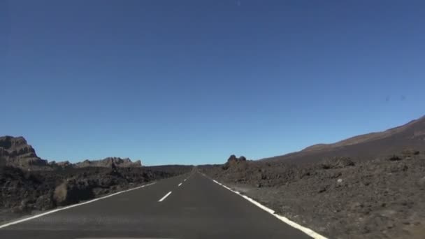 Горная дорога с вулканическим ландшафтом из окна автомобиля на Тенерифе — стоковое видео