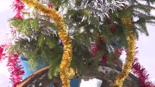 Árbol de Navidad con adornos al aire libre en invierno — Vídeo de stock