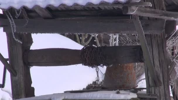 Antiguo pozo en casa de campo tradicional con edificios de arcilla — Vídeos de Stock