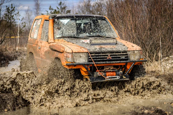 OGRODZIENIEC, POLONIA - 19 de marzo. Off-road "Penrite H6" 4x4 compe — Foto de Stock