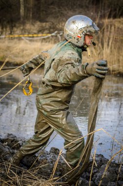 Bir halat çekme çekerek sürücü 4 x 4 rekabet Off-road 